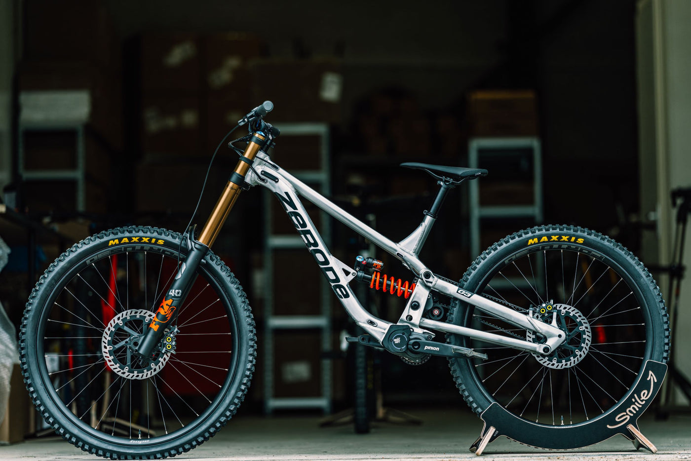 New Downhill Bikes Santa Cruz V10 Downhill Mountain Bike – Gravity